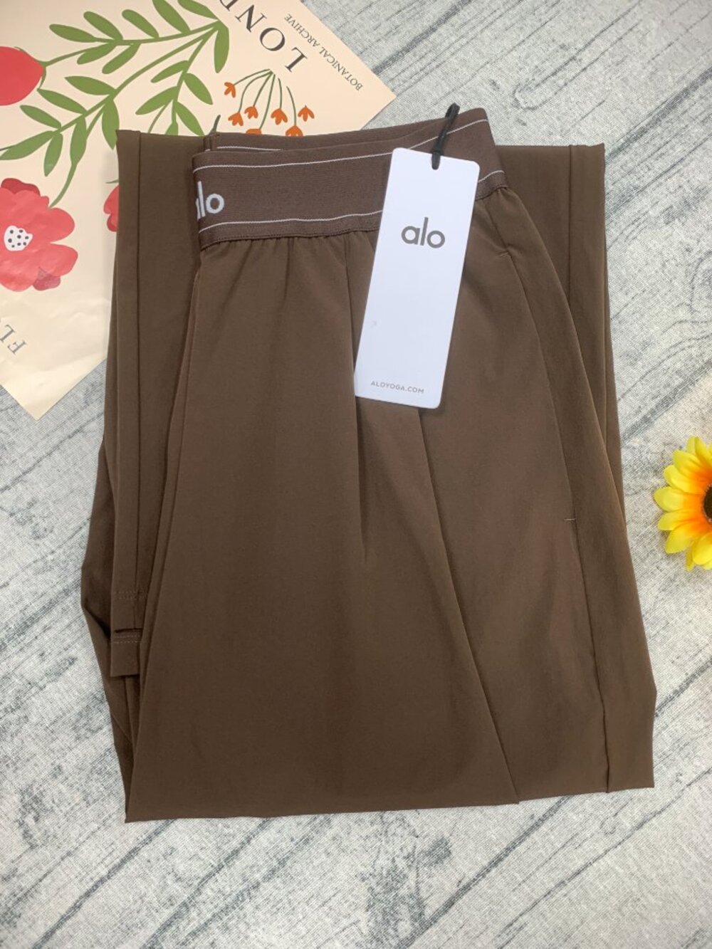 NWT Espresso ALO Yoga Suit Up Trouser🎂Regular 30" Inseam Elevated Casual - Picture 8 of 8